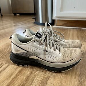 Brooks Trace 3 Running Shoes in Oyster and Black